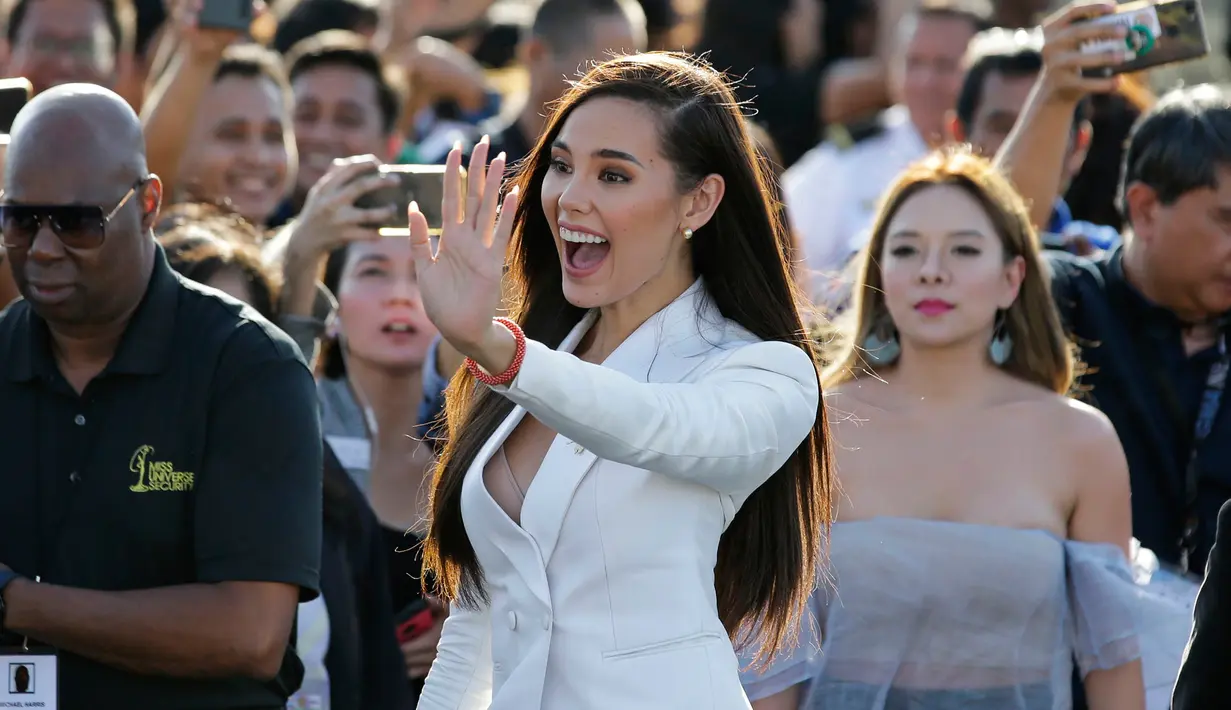 Ekspresi Miss Universe 2018 Catriona Grey saat tiba di Manila, Filipina, Rabu (19/12). Grey kembali ke Filipina setelah terpilih menjadi Miss Universe 2018 yang diselenggarakan di Thailand. (AP Photo/Aaron Favila)