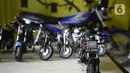 Miniatur motor RX King dipajang di Kelurahan Serua, Ciputat, Tangerang Selatan, Sabtu (17/10/2020). Miniatur dari limbah korek api, pipa plastik, kabel, kaleng minuman, dan kawat itu dijual seharga Rp 400 - Rp 450 ribu per unit. (merdeka.com/Dwi Narwoko)