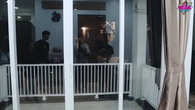 7 Potret Rumah Aditya Zoni dan Yasmine Ow, Berkonsep Kayu Bak Resort