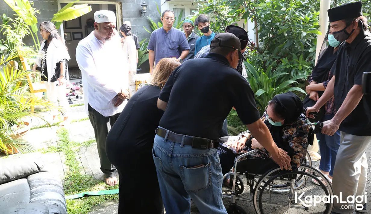 Tampak beberapa selebriti juga sudah  mulai berdatangan di rumah duka. Tampak artis senior Conny Sutedja juga terlihat sudah tiba ke rumah duka. [Foto; Kapanlagi.com/Budy Santoso]