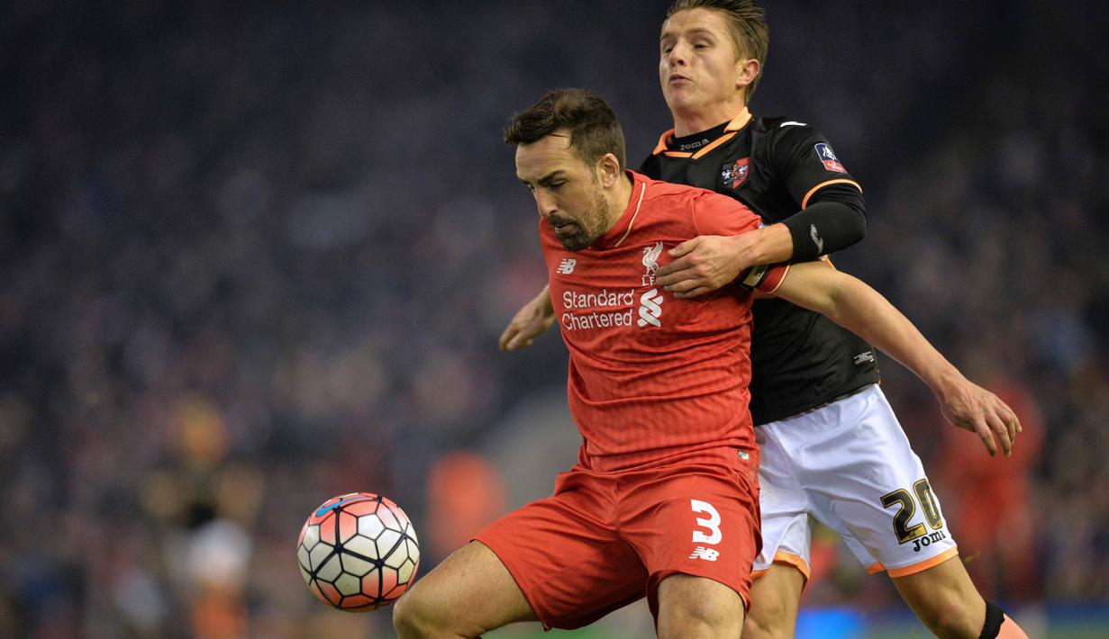 Pemain Exeter City,Tom Nichols (kanan)  mencoba menghadang pemain Liverpool Jose Enrique pada laga piala FA putaran ketiga di Stadion, Anfield, Liverpool, Kamis (21/01/20160 dini hari WIB. (AFP /Paul Ellis)