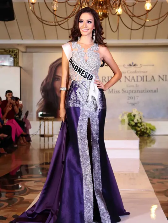 Saat jumpa pers, pemeran Mona dalam film Aku, Kau & KUA itu memamerkan enam busana. Salah satu costumnya bertajuk Lembuswana: The Apparatus of the King. Busana yang memiliki berat hingga 30 kilogram. (Deki Prayoga/Bintang.com)