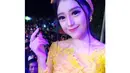 Saat tampil di atas panggung, Vivi Artika menggunakan dress brokat berwarna kuning. Terlihat sangat cerah dan cantik serta bando yang digunakan juga senda. (Liputan6.com/IG/@viviartika)