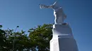 Patung penakluk Spanyol abad ke-16 Sebastian de Belalcazar terlihat di Cali, Kolombia (21/9/2020). Minggu lalu, masyarakat adat menggulingkan patung Sebastian de Belalcazar di Popayan yang mereka anggap sebagai simbol rasisme dan kolonialisme. (AFP/Luis Robayo)