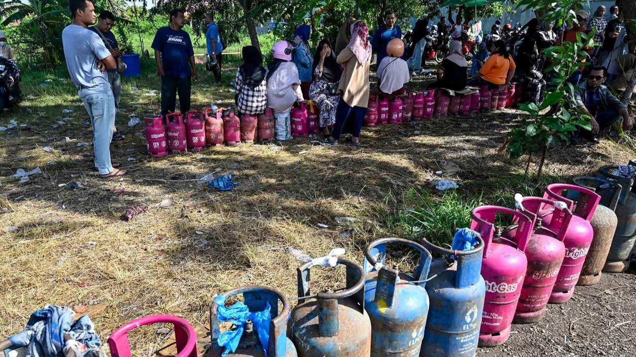 FOTO: Antrean Panjang Warga Banda Aceh Dampak Terbatasnya Pasokan LPG