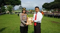 Brigadir Helmi saat menerima penghargaan dari Kapolres Magelang Kota Yolanda Evalyn Sebayang, Kamis (7/12/2023). (Dok.Polres Magelang Kota).