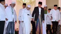 Jokowi genggam tangan KH Ma'ruf Amin. (Instagram/Jokowi)