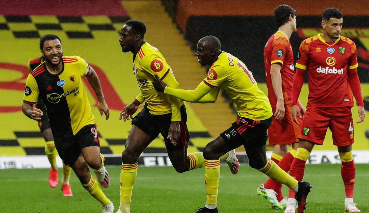 Pemain Watford merayakan gol yang dicetak Danny Welbeck ke gawang Norwich City pada laga lanjutan ke-34 di Stadion Vicarage Road, Rabu (8/7/2020) dini hari WIB. Watford menang 2-1 atas Norwich City. (AFP/Matt Dunham/various sources)
