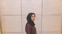 Gaya hijab LCB dengan outfit 3 piece. (Instagram/laudyacynthiabella)