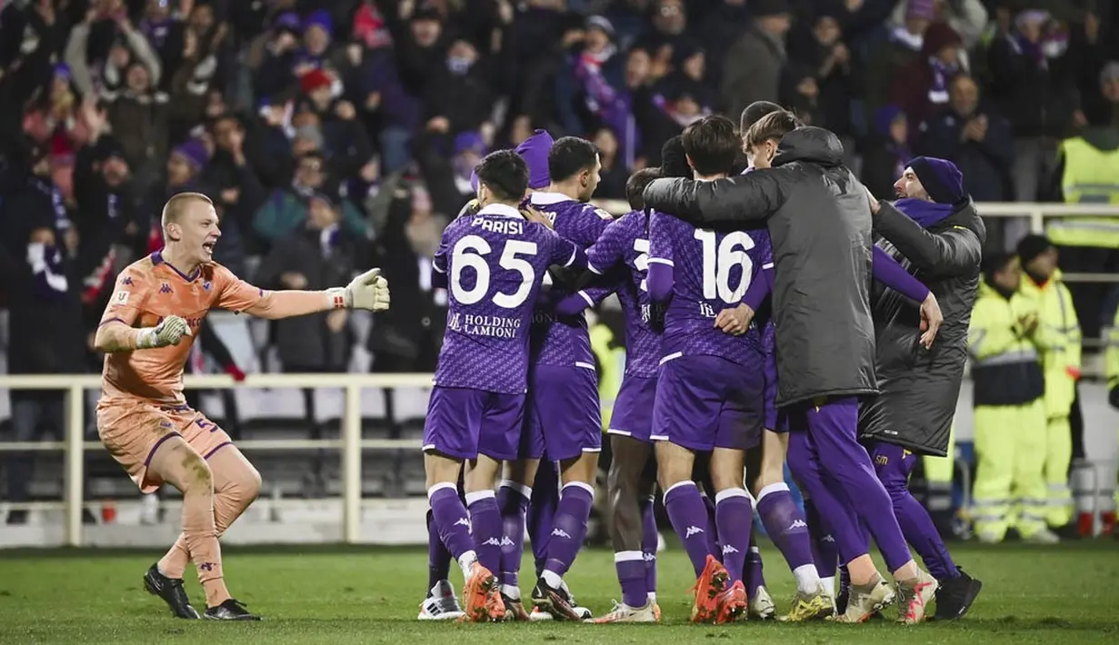 Pemain Fiorentina merayakan kemenangan atas Bologna pada laga Coppa Italia di Stadion Artemio Franchi, Rabu (10/1/2024). Kemenangan ini membawa La Viola melaju ke babak semifinal. (LaPresse via AP/Massimo Paolone)