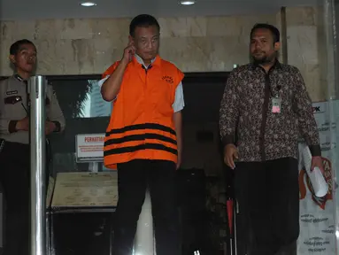 Pengacara Awang Lazuardi berjalan keluar usai menjalani pemeriksaan di KPK, Jakarta, Jumat (26/2). Awang diperiksa sebagai tersangka kasus dugaan suap terhadap pegawai MA untuk penundaan pengiriman salinan putusan kasasi. (Liputan6.com/Helmi Afandi)