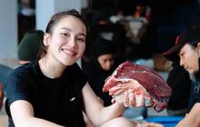 Ayu Ting Ting Bagikan Momen Cacah Daging Kurban Bareng Warga Depok Cuma Pakai Kaos dan Celana Pendek, Komentar Ivan Gunawan Ini Jadi Sorotan