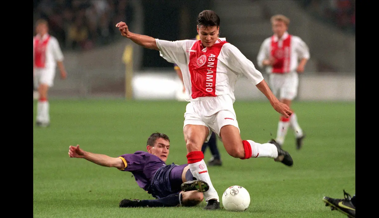 <p>Jari Litmanen. Pemain legendaris timnas Finlandia pernah mengalami cedera mata karena terpentalnya cincin kaleng minuman yang dibelinya. Cedera tersebut membuatnya absen tampil satu bulan bersama Malmo FF. (AFP/ANP/Marcel Antonisse)</p>