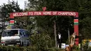 Seorang wanita berjalan melewati pintu masuk kawasan kota Iten, Kenya barat, (12/4). Iten merupakan sebuah kota kecil di dataran tinggi Kenya yang terletak di ketinggian 2.400 meter atau (7900 kaki). (REUTERS/ Siegfried Modola)