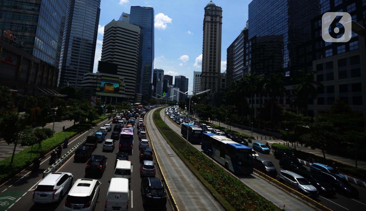 Kepadatan arus lalu lintas di Jalan Sudirman-Thamrin pada jam makan siang, Jakarta, Kamis (15/12/2022). Pemerintah berencana untuk mengucurkan insentif kendaraan listrik di Indonesia, insentif mobil listrik sebesar Rp 80 juta dan motor listrik Rp 8 juta. (merdeka.com/Imam Buhori)