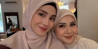 Dalam kesempatan spesial itu, aktris cantik ini tampil berbeda dari biasanya, membuktikan bahwa gaya modest wear pun bisa tetap terlihat elegan dan berkelas. [@syifahadju].