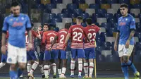 Para pemain Granada merayakan gol penyeimbang 1-1 ke gawang Napoli yang dicetak gelandang Angel Montoro dalam laga leg kedua babak 32 Besar Liga Europa 2020/21 di Diego Armando Maradona Stadium, Kamis (25/2/2021). Granada kalah 1-2 dari Napoli. (AFP/Filippo Monteforte)