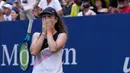 Reaksi Daria Snigur usai mengalahkan Simona Halep pada putaran pertama kejuaraan tenis US Open 2022 di New York, Amerika Serikat, Senin (29/8/2022). Ini merupakan kemenangan terbesar dalam karier Daria Snigur. (AP Photo/Seth Wenig)