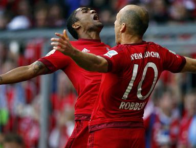 Pemain Bayern Munchen, Douglas Costa bersama Arjen Robben merayakan kemenangan atas Stuttgart pada laga Bundesliga di Stadion Allianz Arena, Jerman, Sabtu (7/11/2015). Munchen berhasil menang 4-0. (Reuters/Michael Dalder)