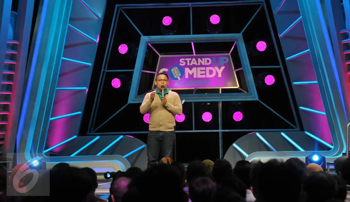 Salah satu peserta menunjukkan aksinya saat Standup Comedy Academy Indosiar, Jakarta, Senin (5/10/2015). Stand Up Comedy Academy Indosiar telah menemukan 24 comica yang akan bersaing mencari posisi pertama. (Liputan6.com/Faisal R Syam)
