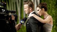 Legenda Timnas Inggris, David Beckham, bersama istrinya, Victoria Beckham, memberikan keterangan kepada wartawan saat menghadiri acara Vanity Fair Oscar Party di  Sunset Tower, California, Amerika Serikat (26/2/2012). (Photo by ADRIAN SANCHEZ-GONZALEZ / AFP)