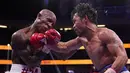 Manny Pacquiao dari Filipina saat memukul Yordenis Ugas dari Kuba dalam duel perebutan sabuk juara WBA super kelas welter di Las Vegas, Minggu (22/8/2021). Ugas masih dinyatakan sebagai pemilik sabuk juara WBA super kelas welter usai mengalahkan Pacquiao. (AP Photo/John Locher)