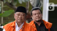Bupati Sidoarjo Saiful Ilah (kiri) dan mantan anggota DPRD Bandung Tomtom Dabbul Qomar tiba di Gedung KPK, Jakarta, Selasa (4/2/2020). KPK memeriksa Saiful terkait dugaan suap proyek infrastruktur, sementara Tomtom terkait dugaan korupsi pengadaan RTH Pemkot Bandung. (merdeka.com/Dwi Narwoko)