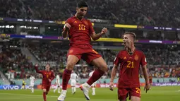 Gelandang Spanyol, Marcos Asensio (kiri) melakukan berselebrasi setelah mencetak gol pembuka ke gawang Kosta Rika pada pertandingan grup E Piala Dunia 2022 Qatar di Stadion Al Thumama di Doha, Qatar, Rabu (23/11/2022). Spanyol menang atas Kosta Rika dengan skor. (AP Photo/Alessandra Tarantino)