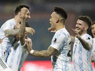Kapten timnas Argentina, Lionel Messi (kiri) bersama temannya merayakan gol ke gawang Ekuador pada perempat final Copa America 2021 di Stadion Olimpico Pedro Ludovico, Brasil, Minggu (4/7/2021) pagi WIB. Argentina sukses mengalahkan Ekuador dengan skor 3-0 (AP Photo/Andre Penner)