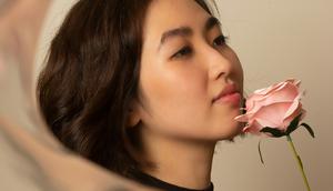 Wanita dengan bunga mawar (dok. Unsplash.com/Anh Tuan To)