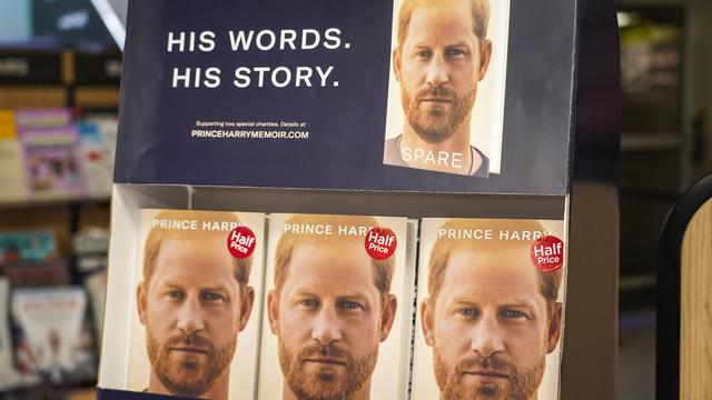 Penampakan Buku Pangeran Harry yang Gemparkan Kerajaan Inggris