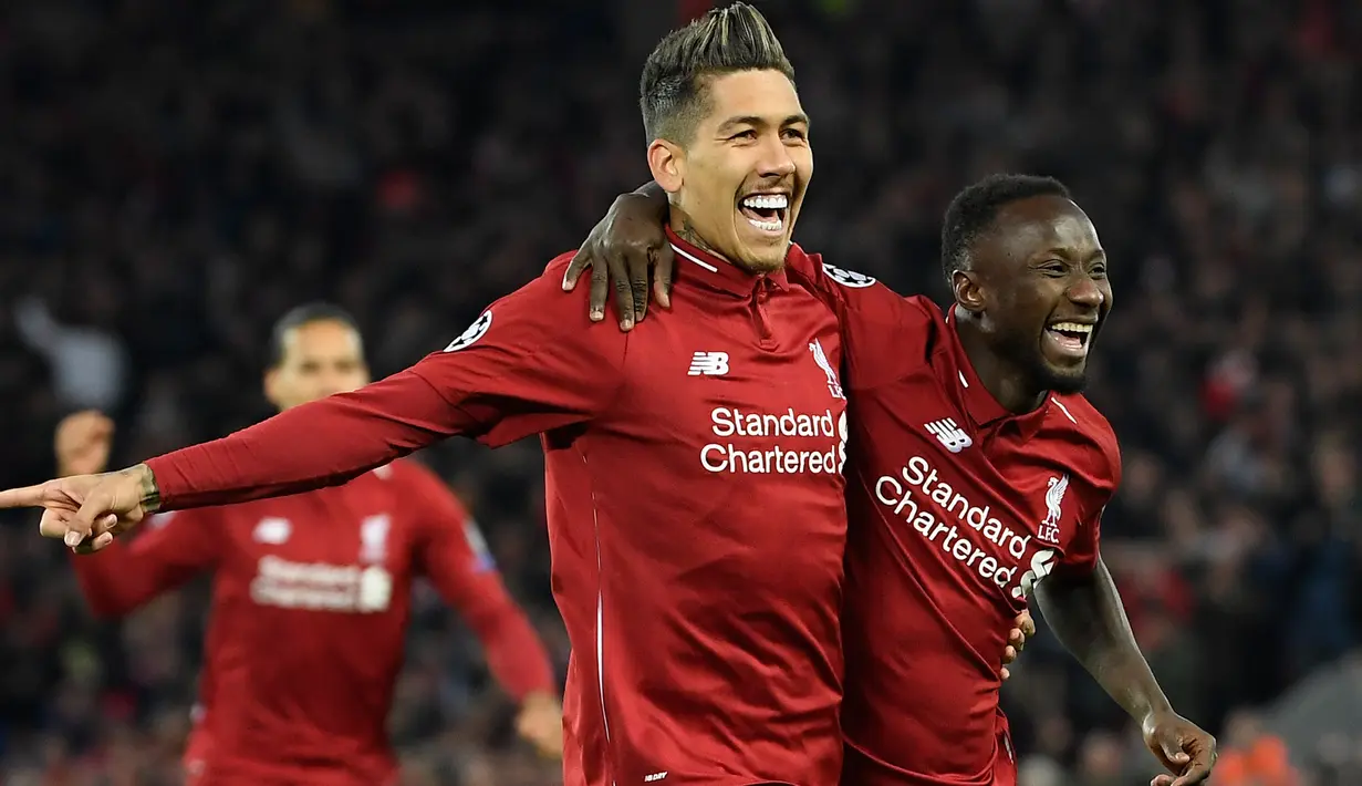 Pemain Liverpool, Naby Keita berselebrasi dengan rekannya, Roberto Firmino setelah mencetak gol ke gawang Porto dalam leg pertama perempat final Liga Champions di Stadion Anfield, Rabu (10/4/2019). Liverpool mengalahkan Porto 2-0 melalui sumbangan Naby Keita dan Roberto Firmino. (Paul ELLIS / AFP)