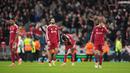 Ekspresi kecewa para pemain Liverpool setelah kalah 1-4 dari PSV dalam laga Liga Champions 2025/2026 di Anfield, Liverpool, Rabu (26/11/2025) waktu setempat. (AP Photo/Jon Super)