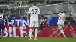 Kevin De Bruyne dari Napoli mencetak gol penalti ke gawang David De Gea dalam laga Serie A antara Fiorentina dan Napoli di Stadion Artemio Franchi, Florence, Italia, Sabtu, 13 September 2025. (Massimo Paolone/LaPresse via AP)