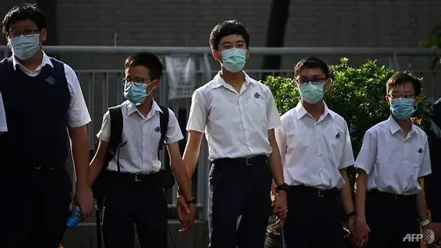 Ratusan siswa sekolah menengah membentuk rantai manusia di distrik-distrik seluruh Hong Kong. (AFP)