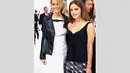 Aktris Jennifer Lawrence dan Emma Watson berpose saat hadir di acara Christian Dior Fall 2014 Couture Fall/Winter 2014-2014, Paris Fashion Week, di Paris, Senin (7/7). (Getty Images)