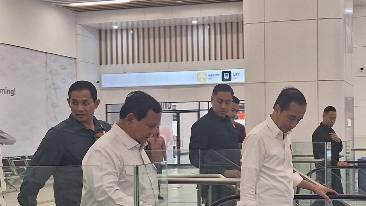 Usai Kunjungi PT Pindad, Jokowi Ajak Prabowo Jajal Kereta Cepat Bandung-Jakarta