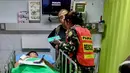 Turis Prancis, Benetulier Lesuffleur, dilarikan ke rumah sakit akibat menderita luka serangan buaya yang terjadi di Taman Nasional Khao Yai, Thailand, 1 Januari 2017. Insiden ini terjadi ketika sang turis mencoba ber-selfie dengan seekor buaya. (HO/AFP)
