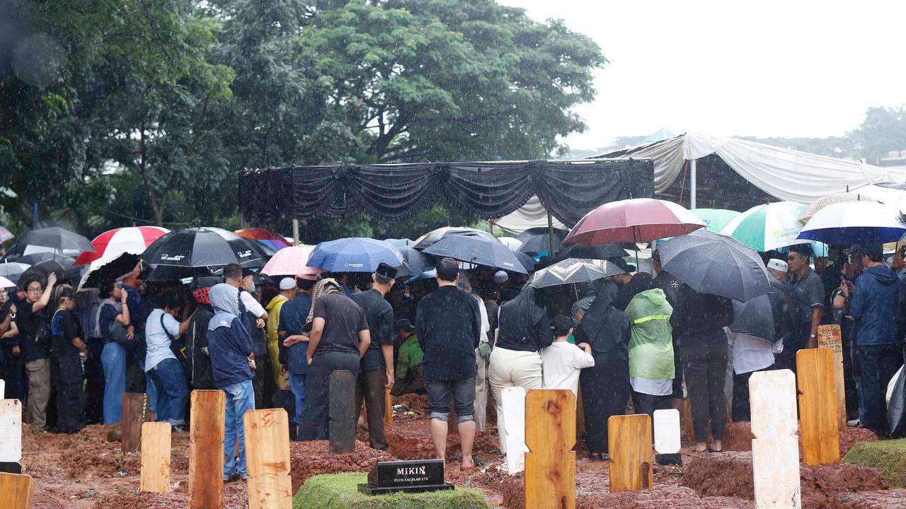FOTO: Hujan Iringi Pemakaman Vidi Aldiano