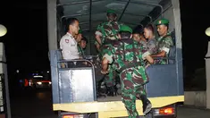 Citizen6, Kendal: Tim yang terdiri dari satu peleton gabungan TNI/Polri berangkat dari Mapolres Kendal dengan menumpang truk Dalmas, menuju sejumlah Rumah Pelayanan Masyarakat (RPM) guna memantau laporan situasi keamanan dari masyarakat. (Pengirim: Aryo W