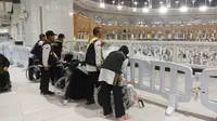 PPIH Arab Saudi memfasilitasi jemaah haji ke Masjidil Haram dan berdoa di depan Ka'bah. Mereka adalah jemaah yang sejak kedatangannya di Makkah dirawat di RS Arab Saudi maupun KKHI karena sakit. (Foto: Humas Kemenag)