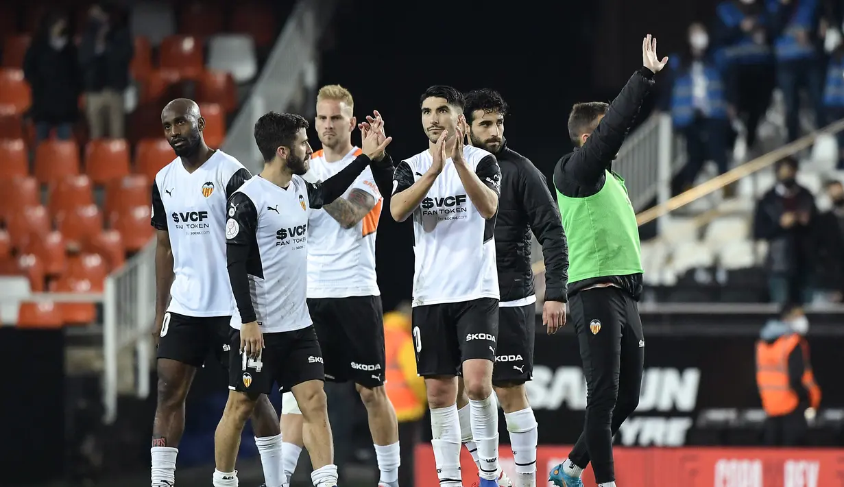 Para pemain Valencia merayakan kemenangan usai pertandingan melawan Cadiz pada perempat final Piala Raja atau Copa del Rey di stadion Mestalla di Valencia 3/2/2022). Valencia menang tipis atas Cadiz 2-1 dan melaju ke semifinal. (AFP/Jose Jordan)