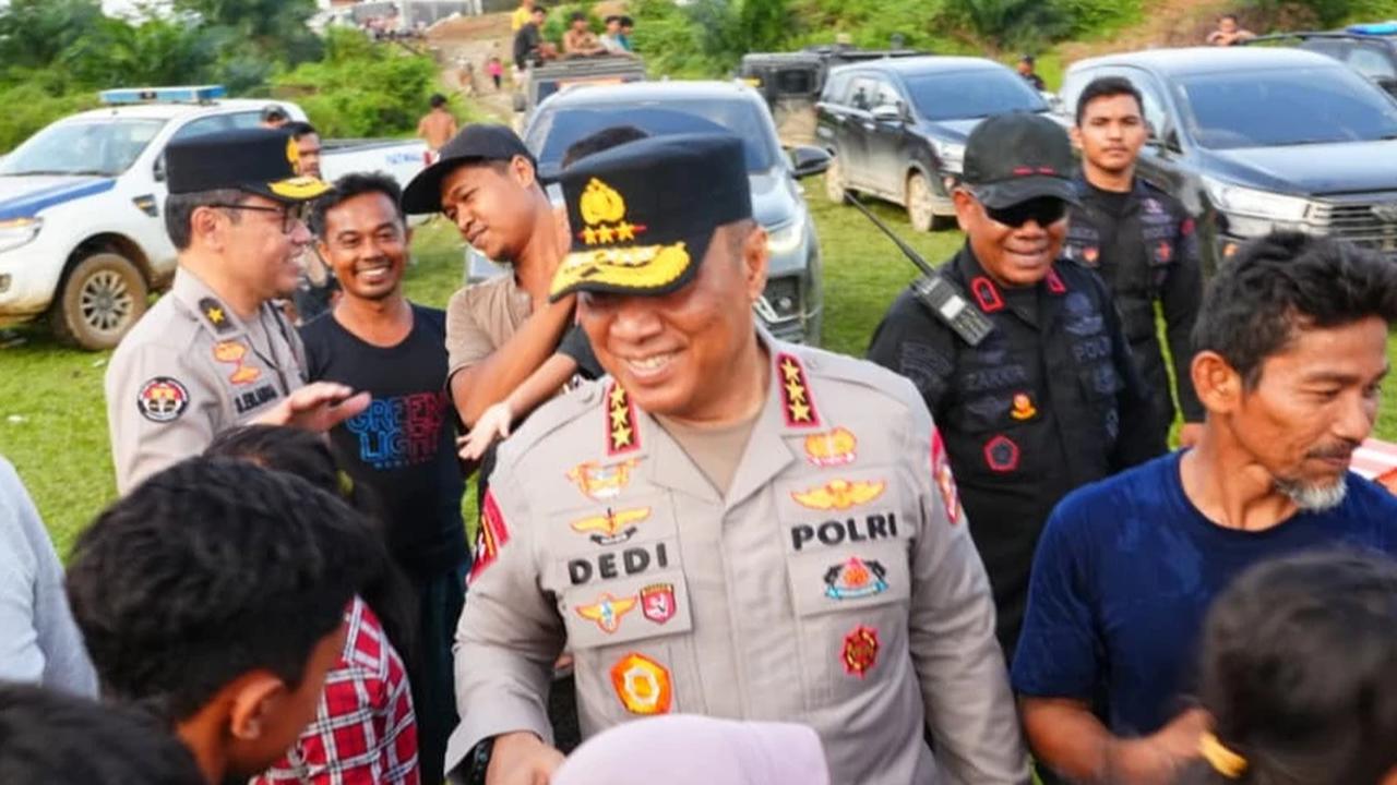Wakapolri Cek Lokasi Bencana Sumatra