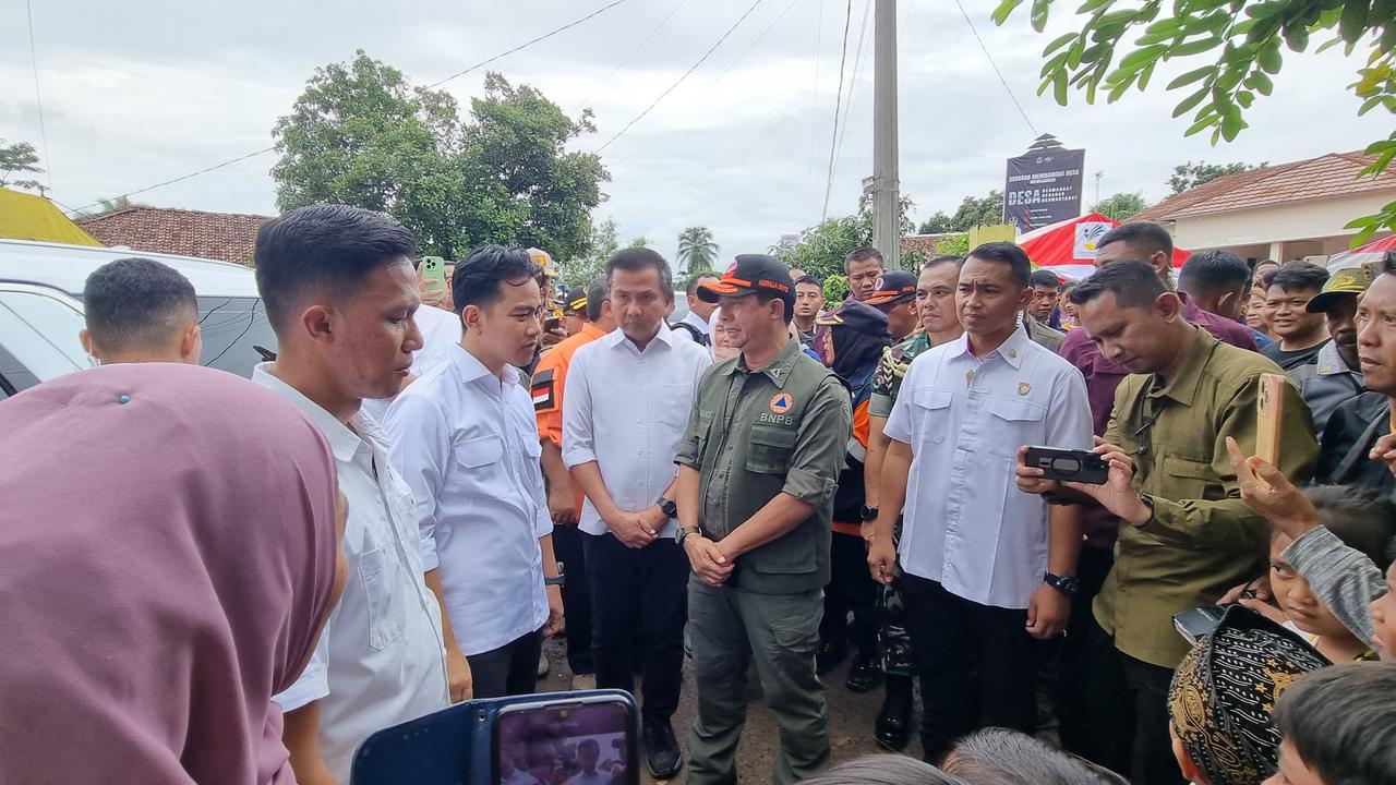 VIDEO: Wapres Gibran Dibonceng TNI Naik Motor Trail Bagi-Bagi Bantuan Korban Banjir Sukabumi