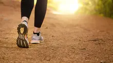 Ilustrasi jalan kaki olahraga untuk orang dengan nyeri lutut (iStock)