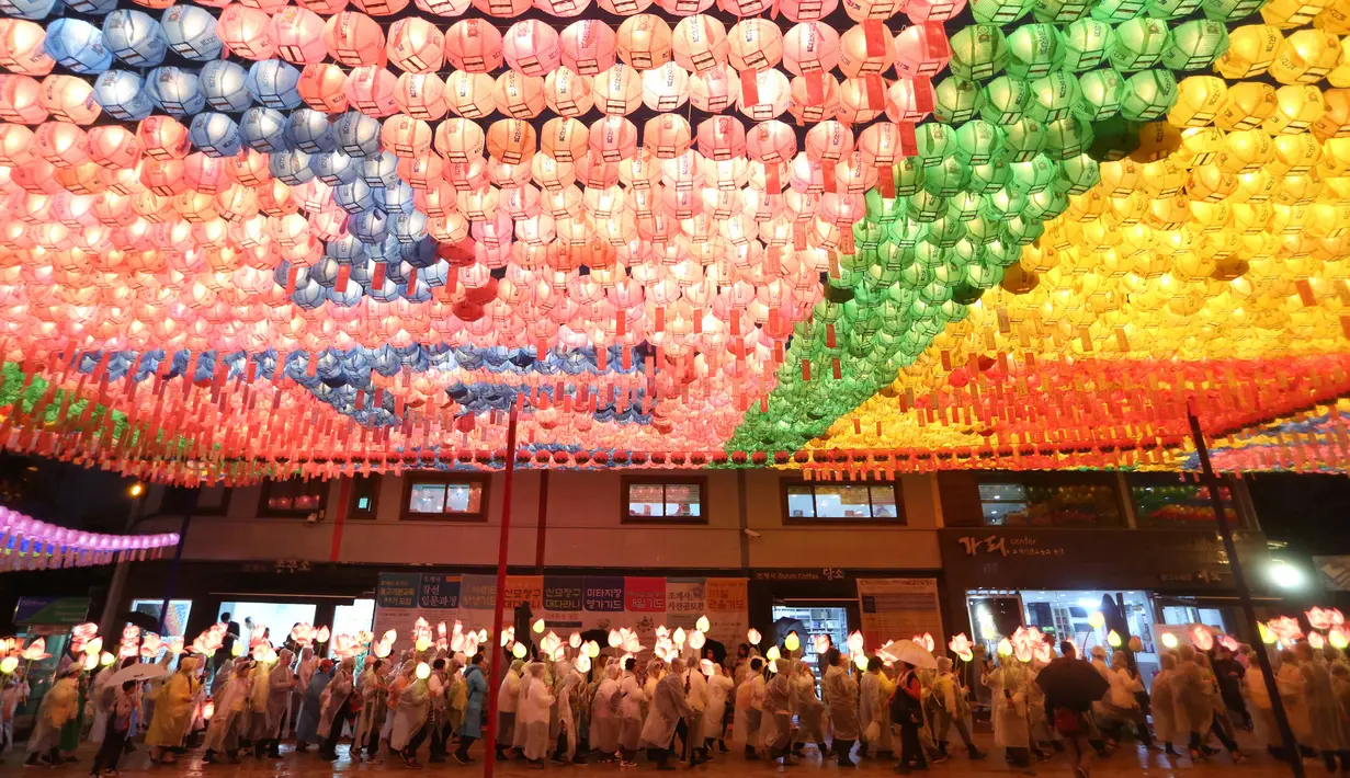 Umat Buddha membawa lentera dalam Festival Lentera Lotus untuk merayakan hari ulang tahun Buddha di Seoul, 12 Mei 2018. Selama pawai, lebih dari 100.000 pawai lampion dan lampion terbang melintasi kerumunan peserta acara. (AP/Ahn Young-joon)