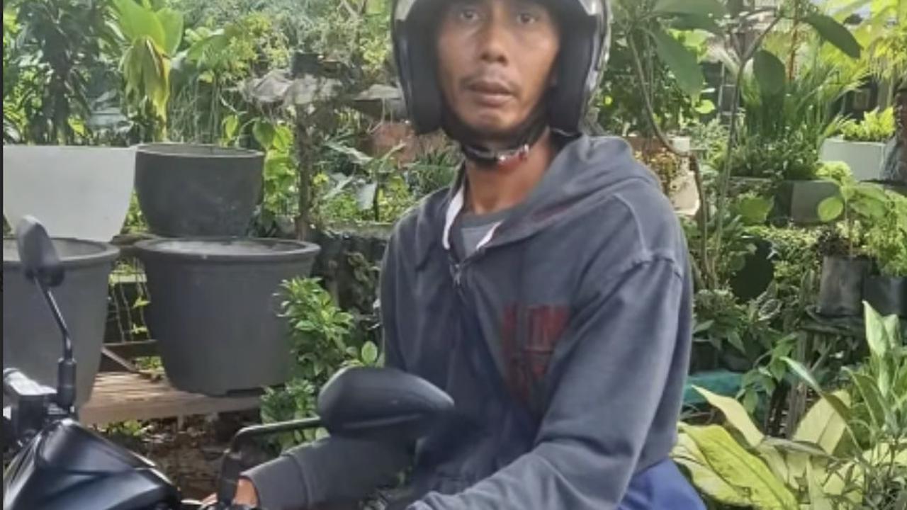 Kocak, Kepergok Polisi Lawan Arus, Pemotor Ini Mendadak Beli Tanaman