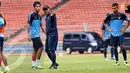 Rahmad Darmawan (Pelatih Timnas Indonesia U23) memberikan instruksi pada anak asuhnya saat berlatih di Stadion GBK Jakarta (Liputan6.com/Helmi Fithriansyah)