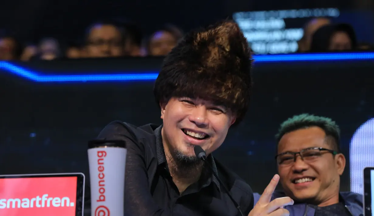 Ahmad Dhani acara Grand Final Indonesian Idol X, Senin (24/2/2020) malam. (Adrian Putra/Fimela.com)
