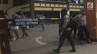 Sejumlah polisi berjaga di depan pintu masuk Polres Jakarta Timur, Rabu (16/5). Pengamanan markas tersebut di perketat menyusul adanya penyerangan Mapolda Riau pada Rabu pagi. (Merdeka.com/Imam Buhori)